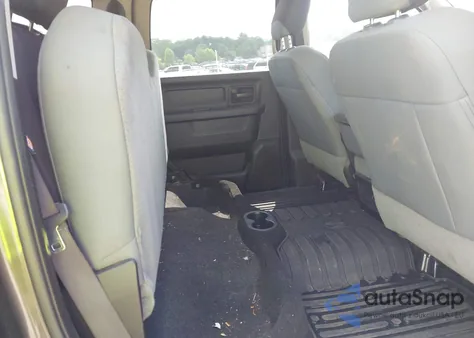 2019 Ram 1500 Classic Tradesman 4X4 6'4 Box z USA, uszkodzony, nr VIN 1C6RR7SM1KS696999